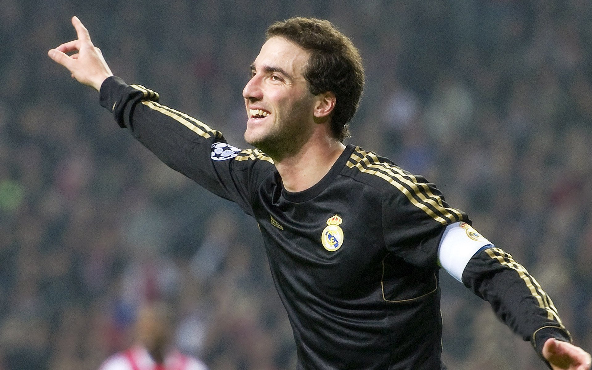 开云官方网页登录-梅西助攻破百,巴黎在法甲高歌猛进,巴黎足球梅西